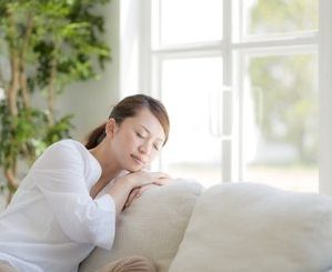 40代のエイジングケアを実践する女性