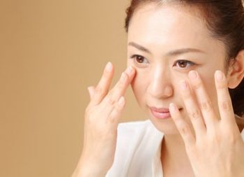 ゴルゴラインを気にする女性が色々とケア方法を試す様子