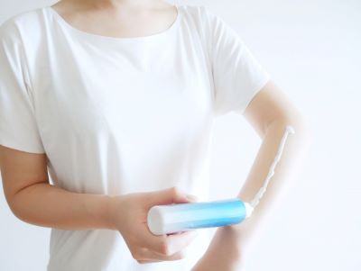 敏感肌用の日焼け止めを塗る女性