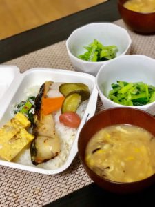 西京焼きのお弁当、副菜、お味噌汁なお昼ごはん_16