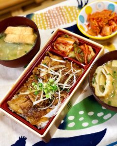 豚バラ丼のお弁当、お味噌汁とキムチなお昼ごはん_16