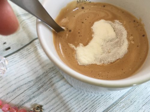 パクママさんがコラーゲン粉末をコーヒーに入れて混ぜている