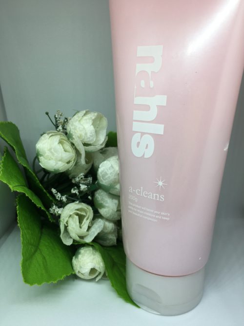ナールス エークレンズと白い花の写真