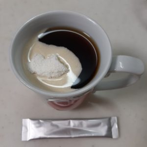 歌凛さんがコラーゲンの中身をコーヒーに混ぜた状態の写真