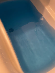 お風呂の湯が青色に変化した様子