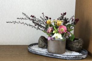 鉢に飾られた季節の花
