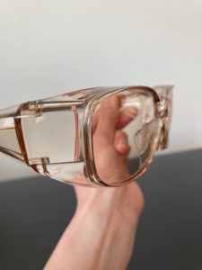 アイケアファッションメガネを横から撮影した写真