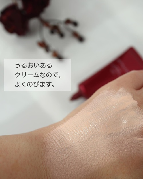 アスタリュクス トーンアップ UV パーフェクション　AXをguraさんの手の甲に塗っている様子