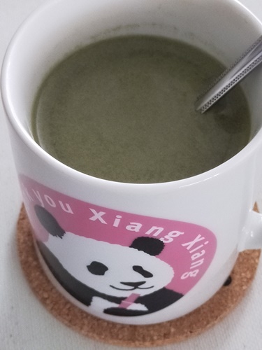 青汁+緑茶の飲み物にナールス低分子純粋コラーゲンを溶かした様子