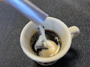 ナールス低分子純粋コラーゲンをコーヒーに溶かす様子