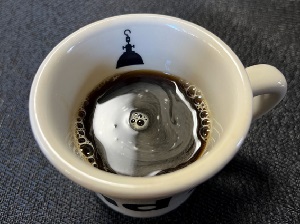 ナールス低分子純粋コラーゲンがコーヒーに溶け切った様子