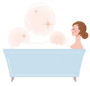 ボディの乾燥肌を避ける入浴法を試す女性