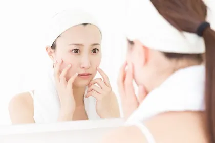 フェイスマスクで予防美容を行う女性