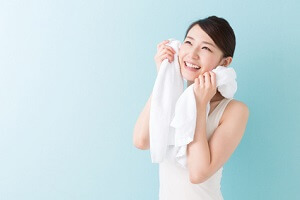 正しい洗顔をしてすっきりする女性