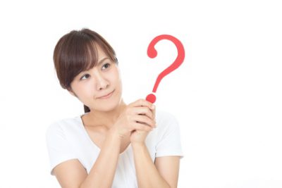 老人性乾皮症と乾皮症の違いを考える女性