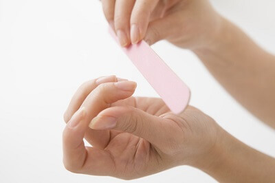 爪のゆがみを改善しようとする女性