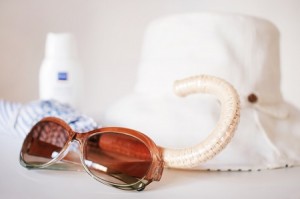 紫外線対策用の帽子やサングラス
