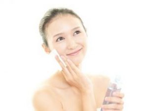ビタミンC誘導体を配合した化粧水を使う女性