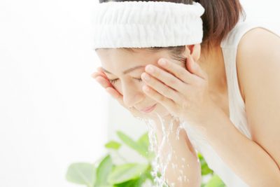 化粧水の前に洗顔・クレンジングで清潔を保つ女性