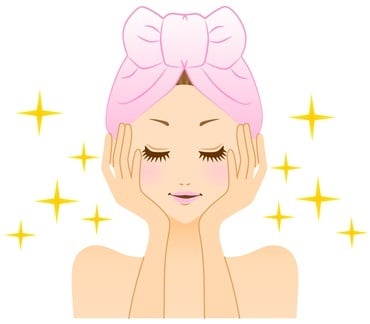 優しいクレンジングや洗顔で眉間のしわを予防する女性