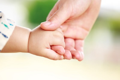 お肌のバリア機能が未熟な赤ちゃんの手