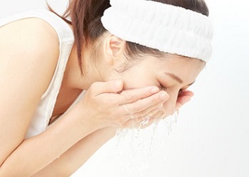 乾燥肌対策の洗顔とクレンジングをする女性