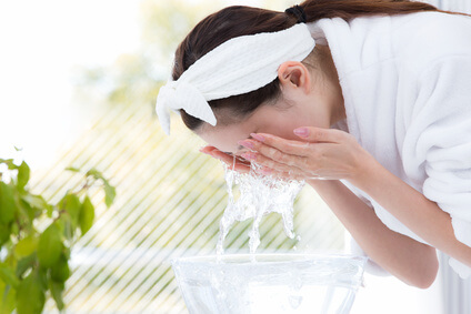 夏に洗顔の回数が増える乾燥肌の女性