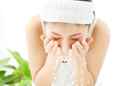 3月のスキンケアの基本の洗顔を行う女性