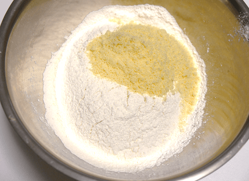 薄力粉や米粉をふるって粉チーズと合わせた材料