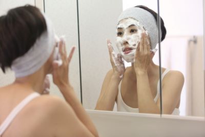 酵素洗顔を行う40代の女性