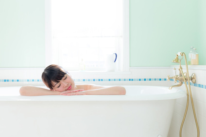 お風呂で冬の敏感肌対策をする女性