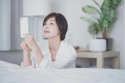 スマホを見すぎる良くない生活習慣を送る女性