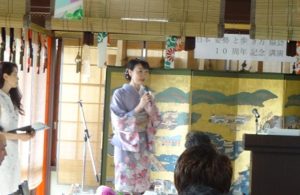 日本姿勢と歩き方協会10周年記念パーティーで挨拶する高岡さん