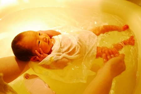 赤ちゃんや子供が乾燥肌にならないようにお風呂に入れるイメージ