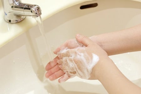 子供の手足の乾燥につながる洗いすぎ