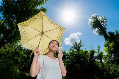 日傘で紫外線対策をする女性