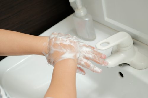 新型コロナウイルス感染症予防のために手洗いする人