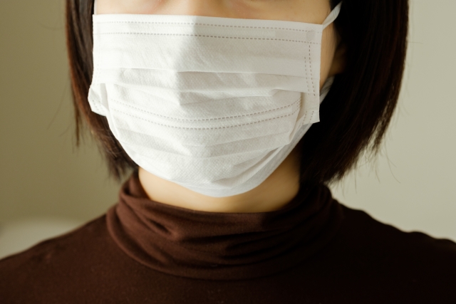 新型コロナウイルスの感染拡大予防のためにマスクをする女性