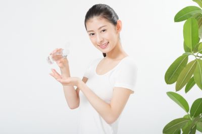 シワ対策化粧水の効果を実感する女性