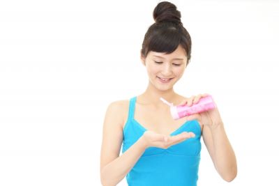 プロテオグリカン化粧水を使う女性