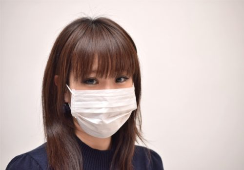 新型コロナウイルス感染予防のためマスクをした女性