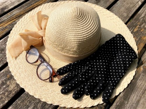 紫外線対策のためのつばの広い帽子、メガネ、手袋