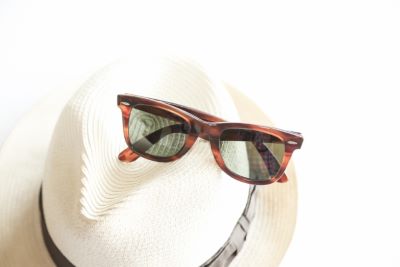 紫外線対策のサングラスと帽子