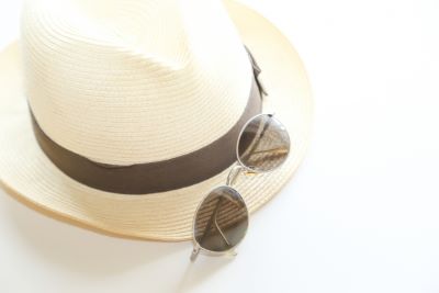 紫外線対策用の帽子とサングラス