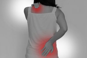 運動不足による肩こり、腰痛のある女性