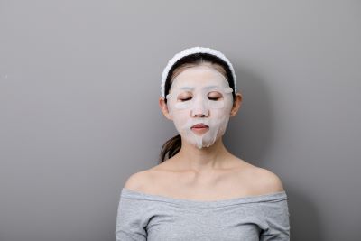 不織布素材のフェイスマスクをつける女性