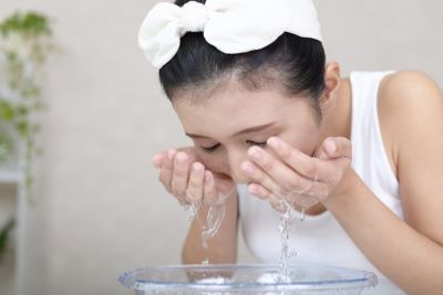 セラミドを減らさない洗顔をする女性